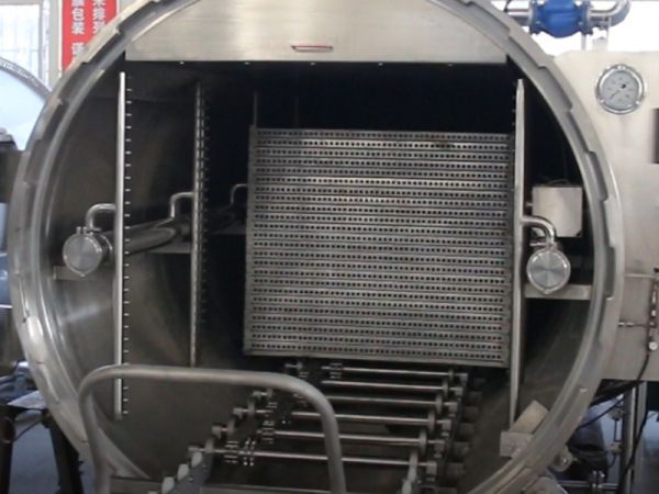 Autoclave de aspersión de agua funcionando en la fábrica de nuestro cliente