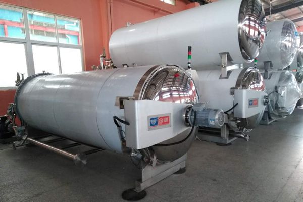 Autoclave de vapor y aire funcionando en la fábrica del cliente